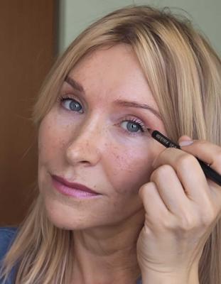 Simple eye makeup for mature eyes: adding definition without looking heavy