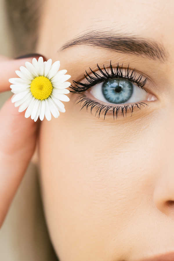 How to grow long lashes naturally. A woman with natural long eyelashes. Tips for long eyelashes.