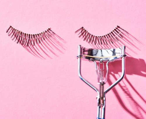 Can curling your eyelashes cause damage?