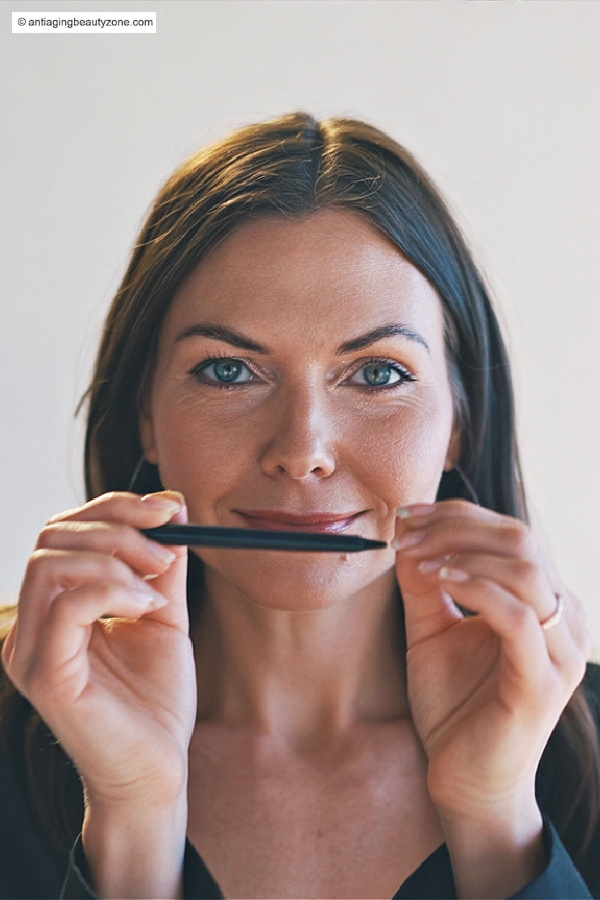 No-Tug Eyeliner Tricks for Aging Eyes Woman preparing to apply soft eyeliner, focusing on mature eyes
