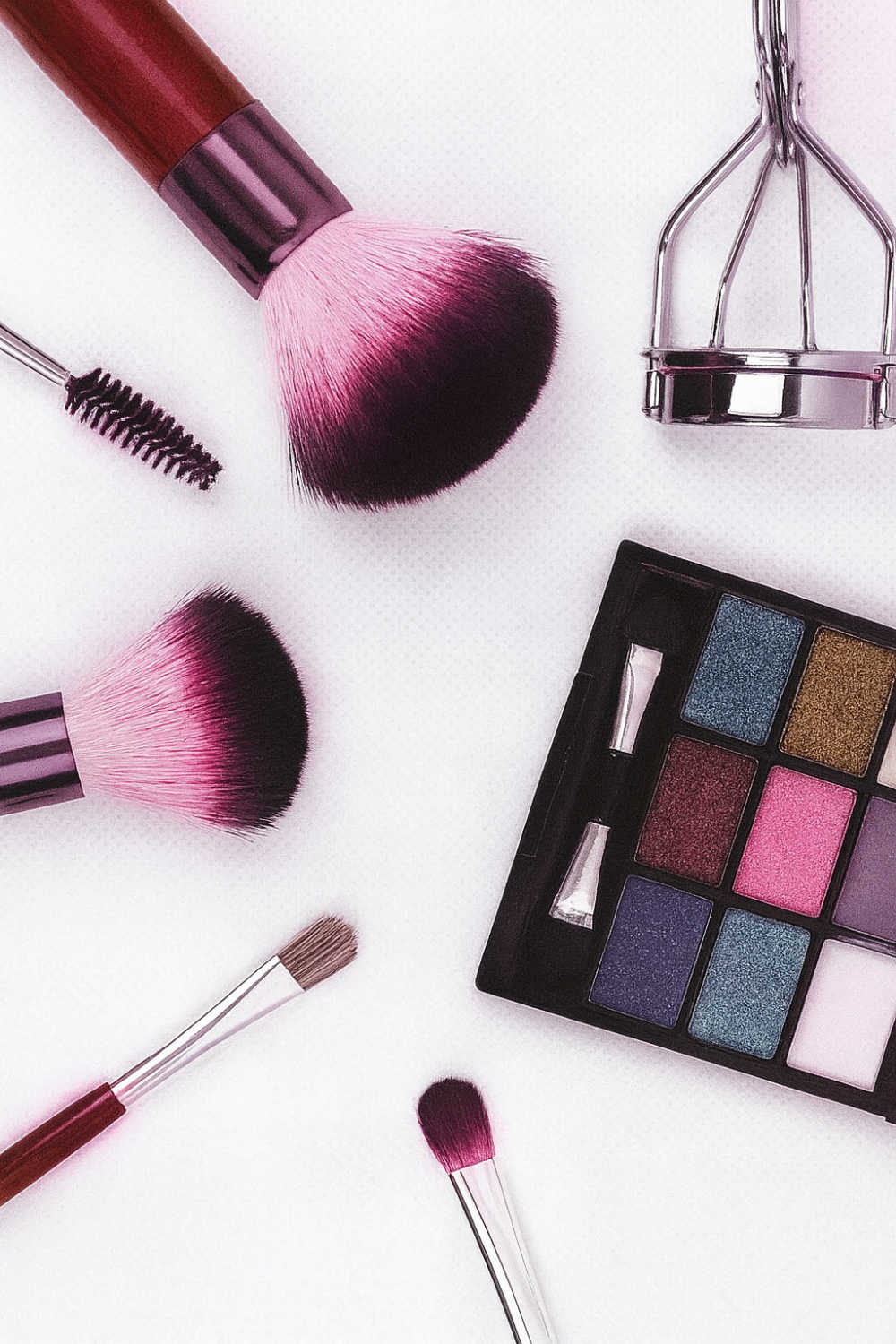 Natural makeup looks for older women. A picture of brushes and eyeshadow. Makeup How-To Tricks for women over 40.