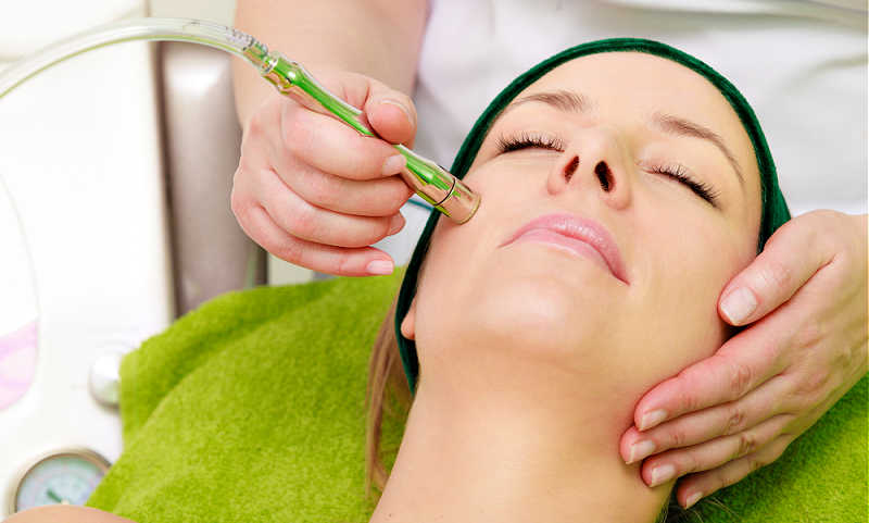 Diamond microdermabrasion for wrinkles and lines. Microdermabrasion for skin aging.