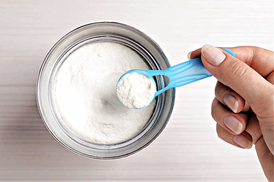 Jar of powdered niacinamide, a key ingredient for reducing hyperpigmentation and improving skin tone.