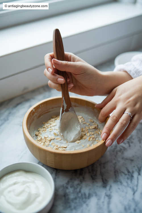 DIY oatmeal and yogurt mask to calm oily skin and pores Oatmeal and yogurt face mask for oily, acne-prone skin
