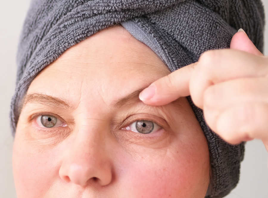 Should older women wear eyeliner? Find the best eye makeup techniques. Best eyeliner for wrinkled eyelids. Woman with hooded eyelids.