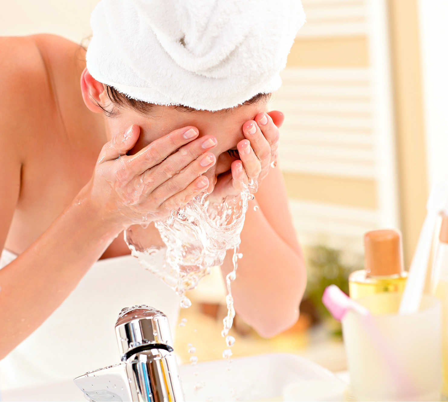 Does hot water open pores? Does cold water open pores?