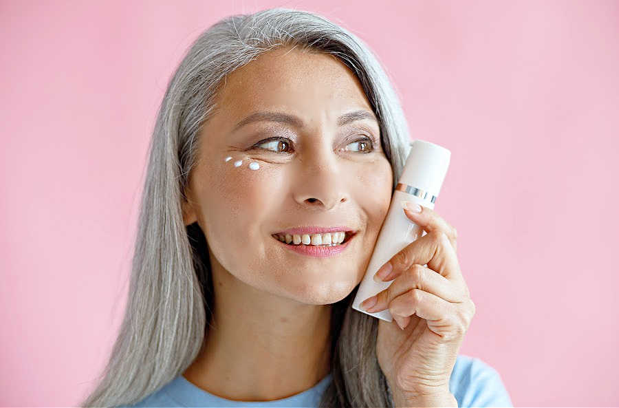 How to use fatty acid face creams. A woman using omega-3 fatty acid cream