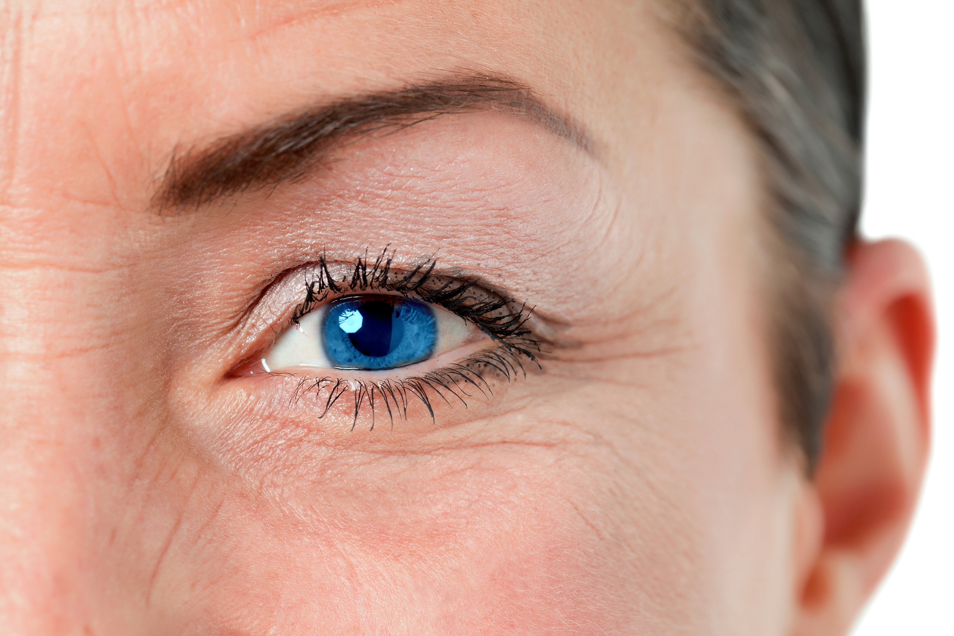 How to Apply Eyeliner Easy Tips for Women Over 40